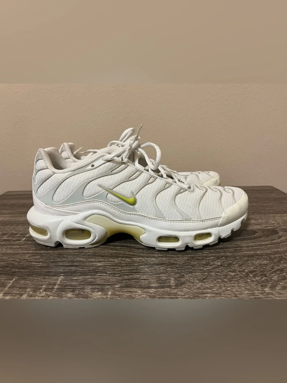 Nike Air Max Plus TN SE White Athletic Shoes Women 9.5